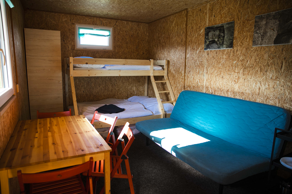 Ubytování ve vybavených bungalovech s vlastním sociálním zařízením.
