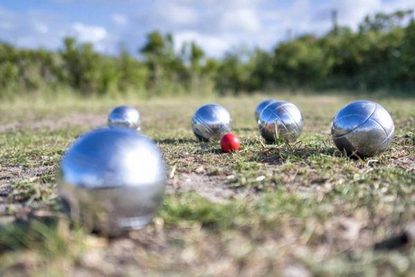 Popular French throwing game with balls for 2 to 4 players or teams.